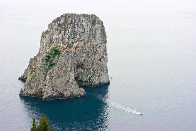 Capri: discover the beauties of the island aboard a Luxury Boat - Key points that make this boat trip click