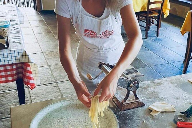 Cooking lesson: tagliatelle, mozzarella and tiramisu - Mozzarella balls: the farm-to-plate moment