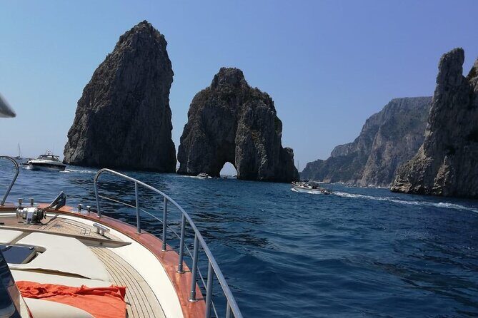 Half day to discover the fascinating island of Capri - Caves and ravines along the coast: why a boat is the right tool