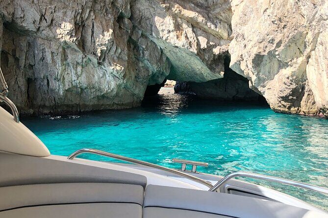 Half day to discover the fascinating island of Capri - Crew and guiding style: what good captain service looks like