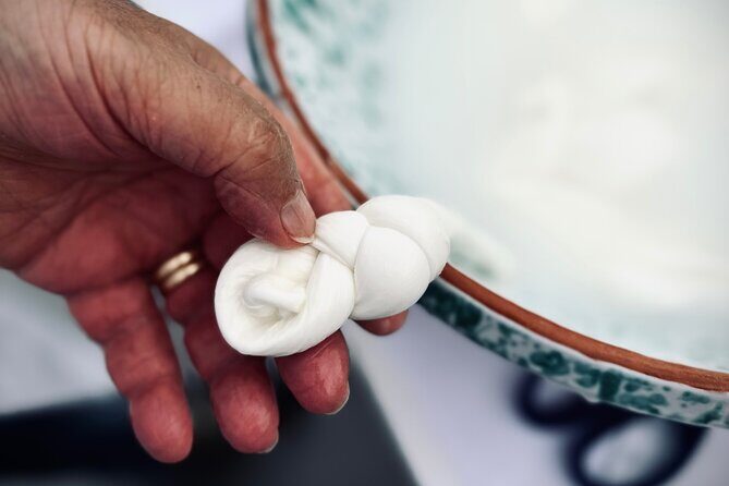 Mozzarella class & more in Sorrento - Walk the colored garden and learn while you stroll